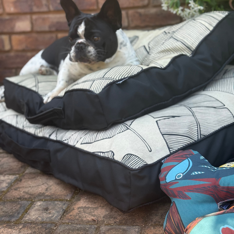 Plantation Black Outdoor Pet Bed